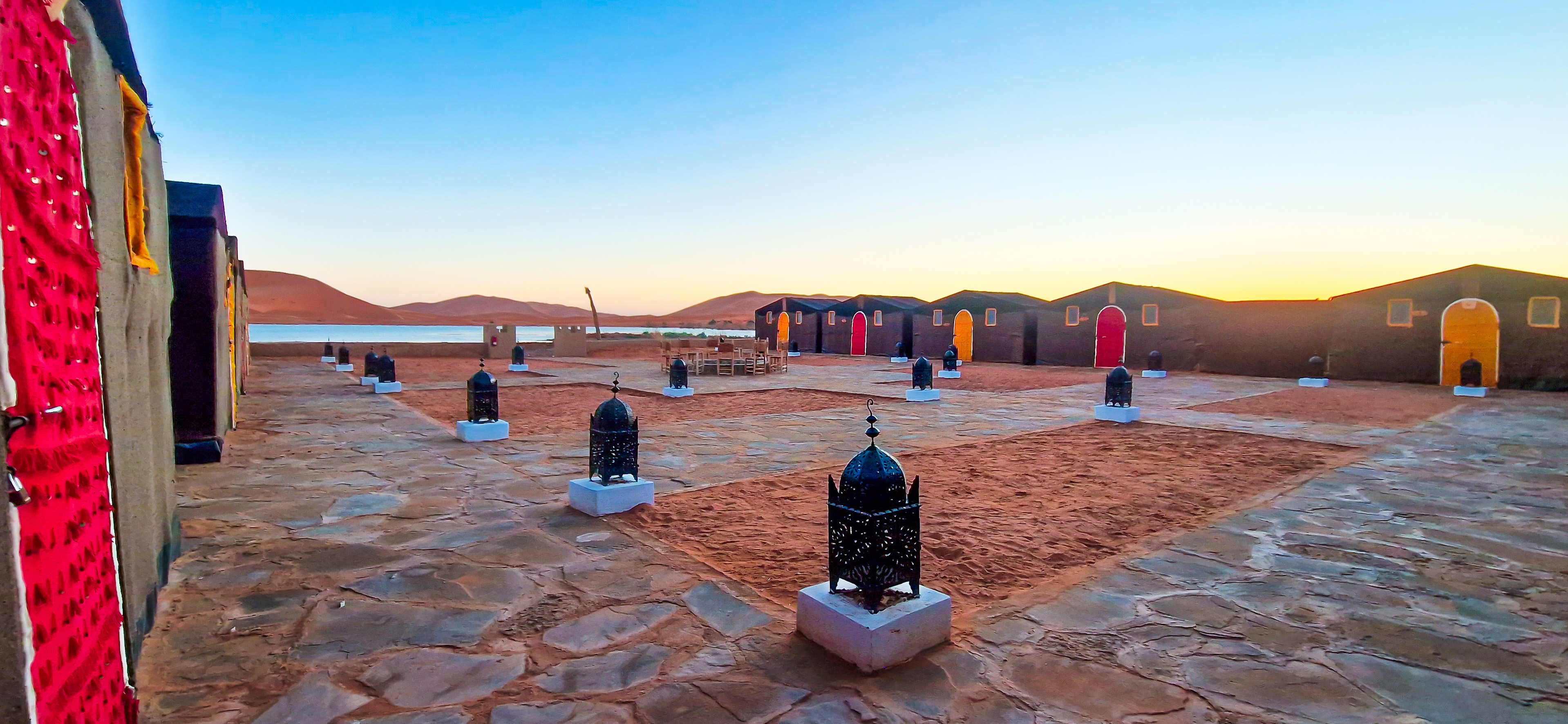 Cour des tentes au coucher du soleil