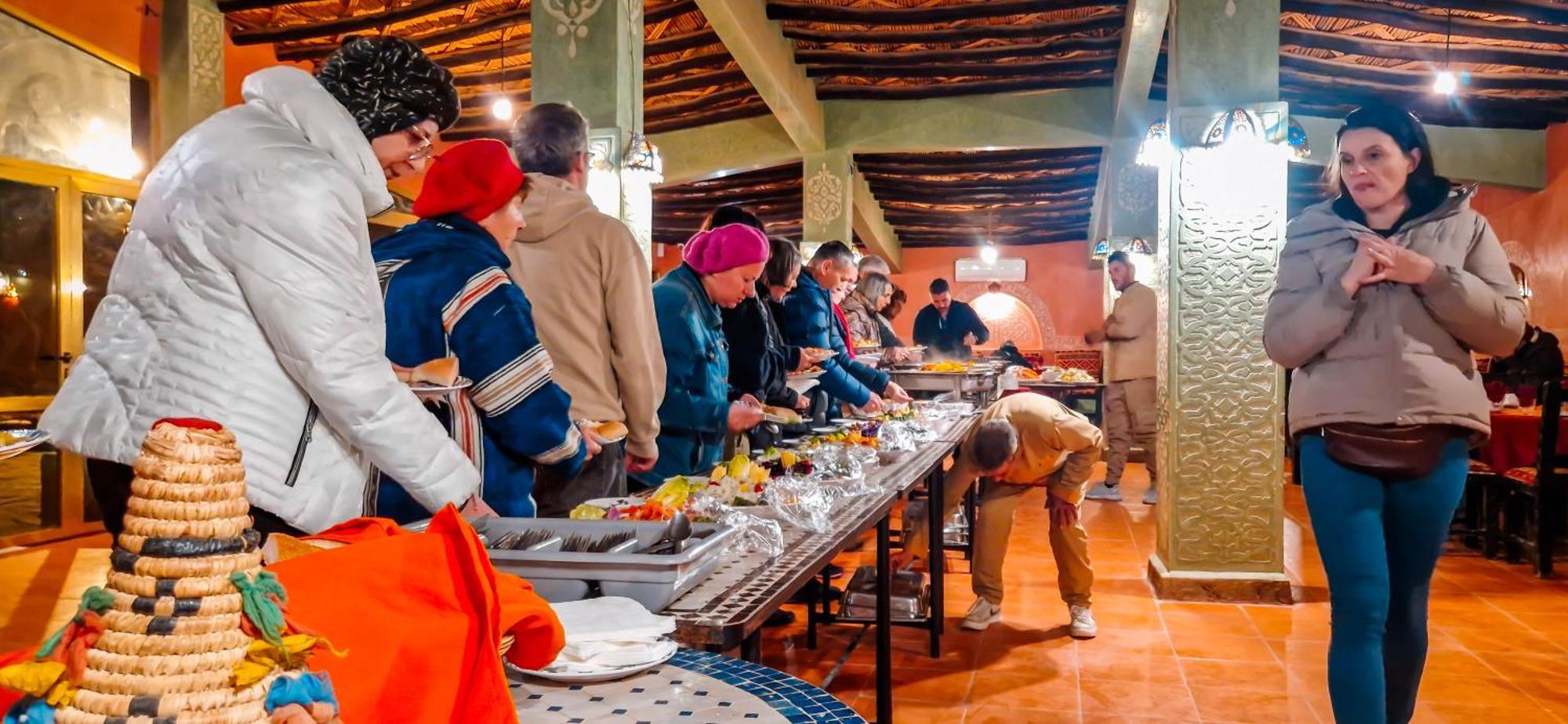 Buffet et service dans la salle de restaurant