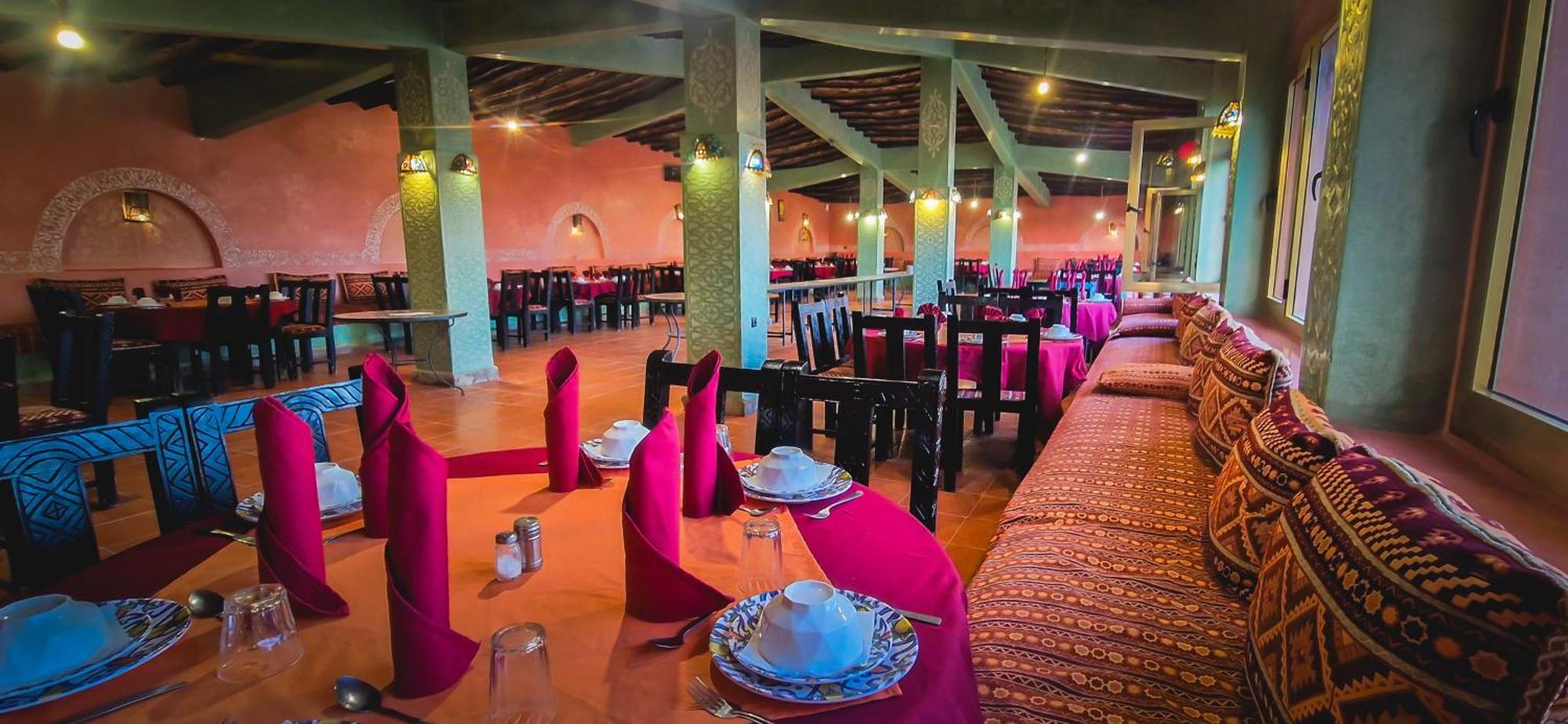 Tables dressées et banquettes du restaurant