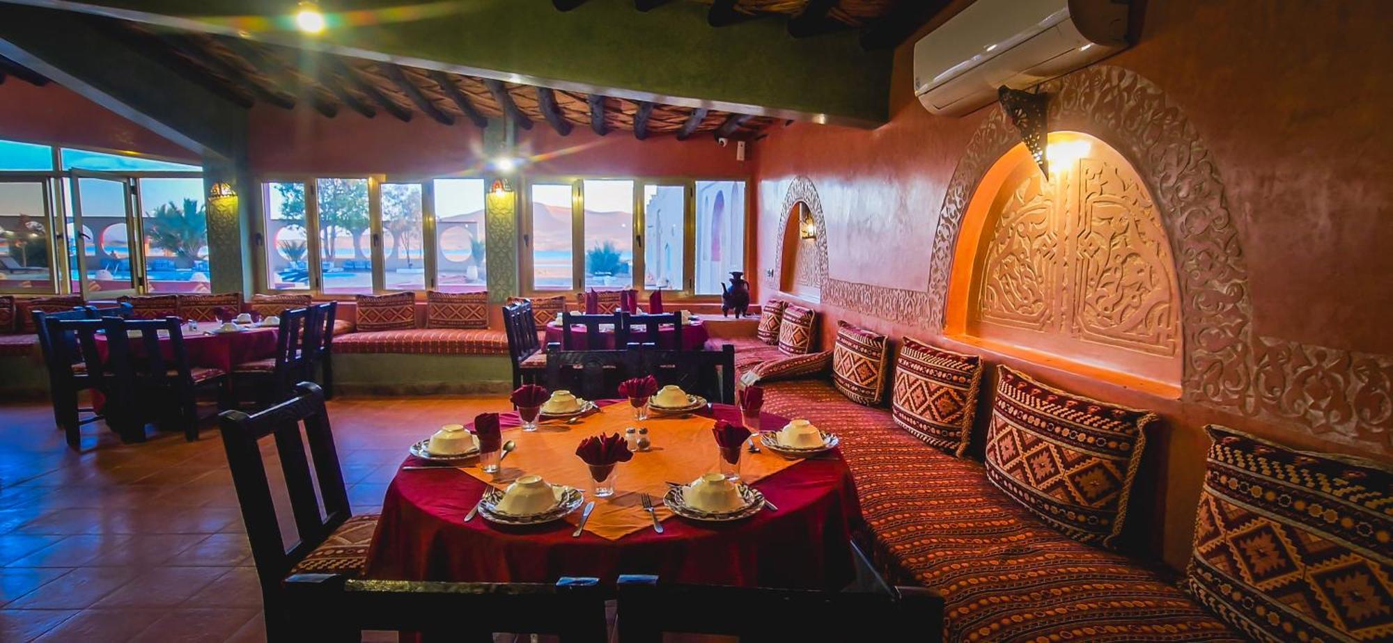 Table ronde dressée dans le restaurant