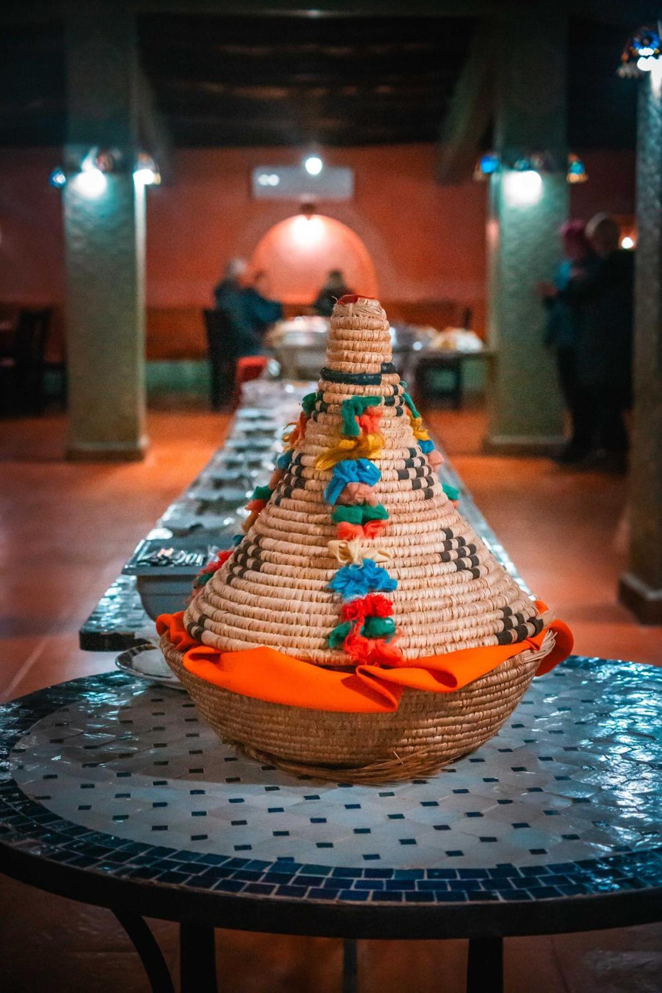 Détail décoratif de table marocaine