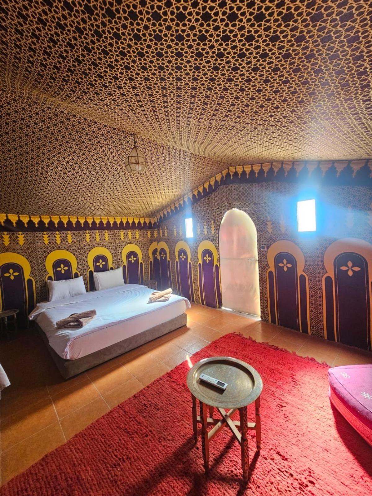 Tente berbère avec lit blanc et motifs traditionnels