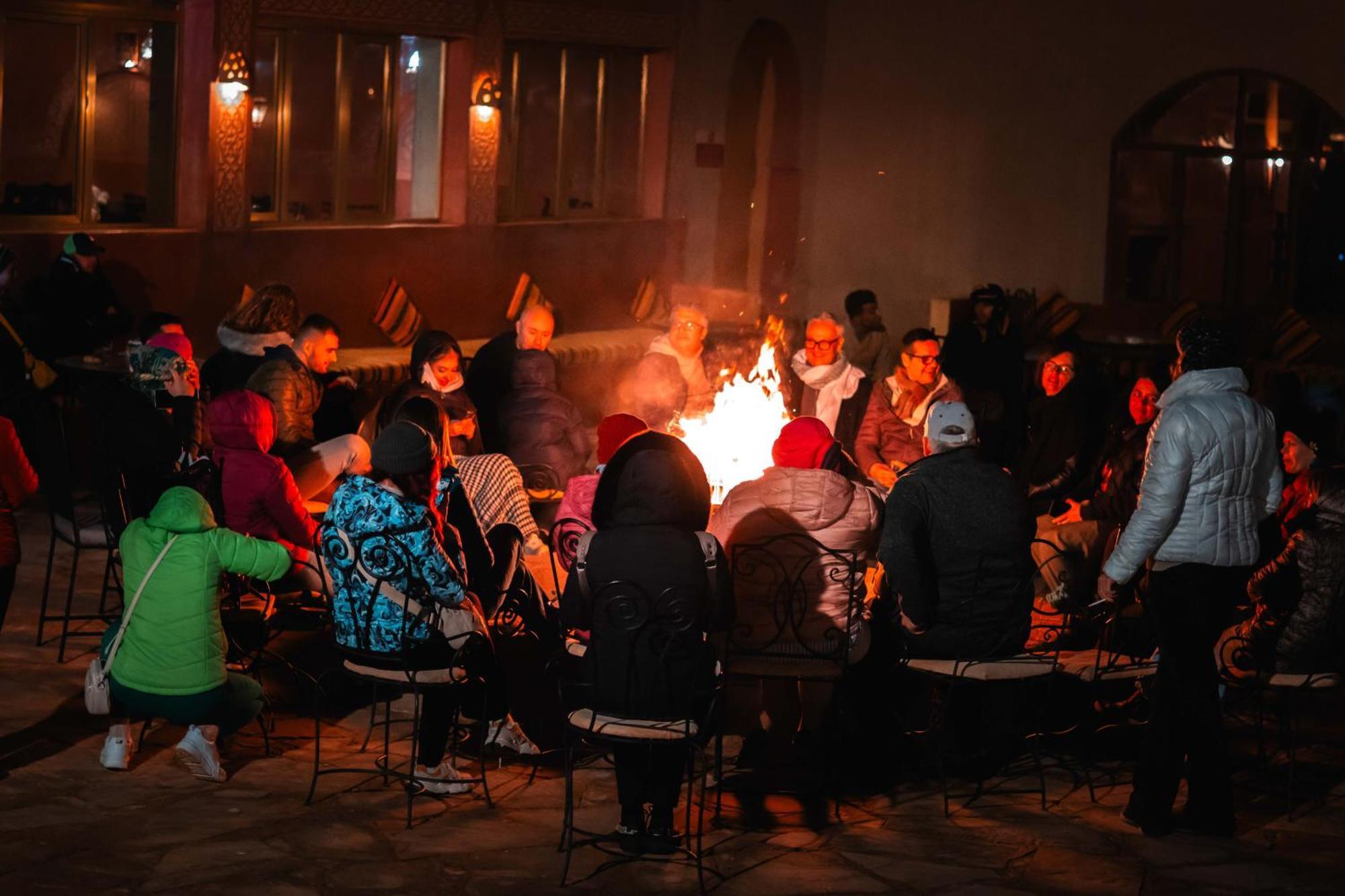 Groupe de voyageurs autour du feu